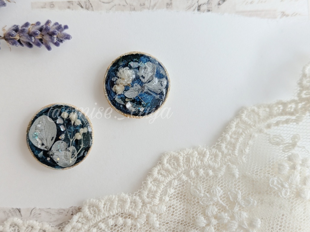 深い青とドライフラワーの耳かざり