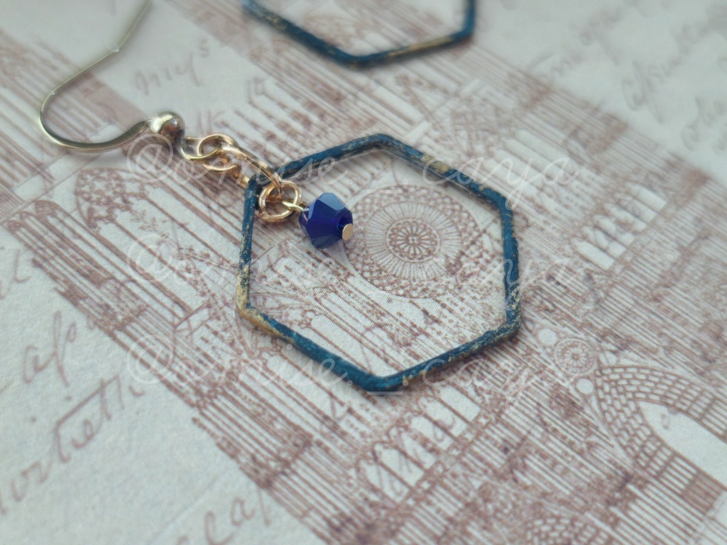 深い青のペイントピアス