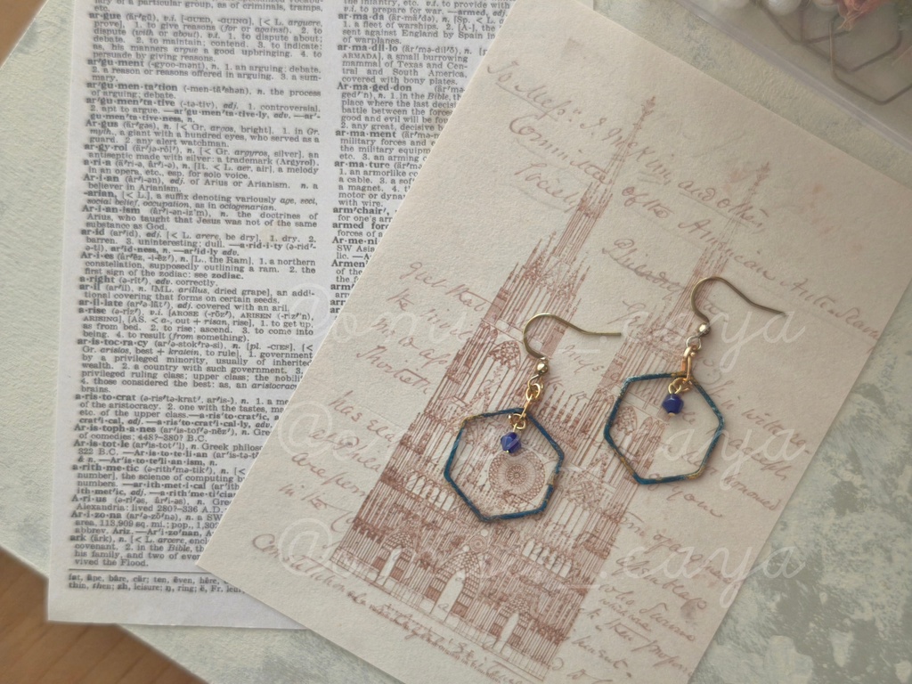 深い青のペイントピアス