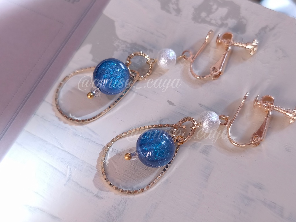 煌めく青のイヤリング