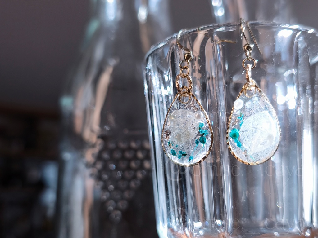 雫型のドライフラワーピアス