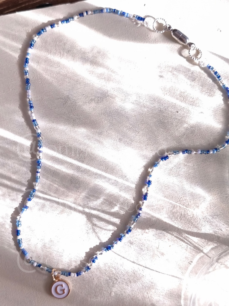 青のビーズネックレス