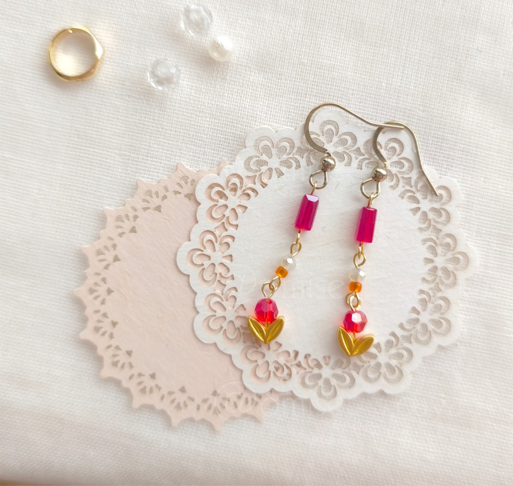 赤い小花のピアス