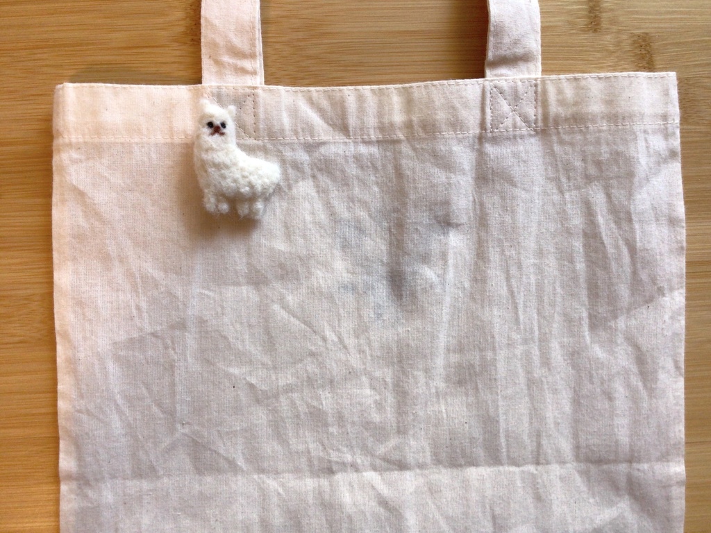 【再々入荷】ふわもこアルパカブローチ「今日はどこにお出かけする?」