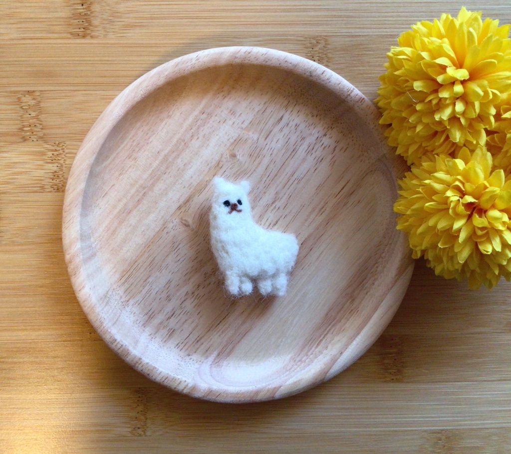 【再々入荷】ふわもこアルパカブローチ「今日はどこにお出かけする?」