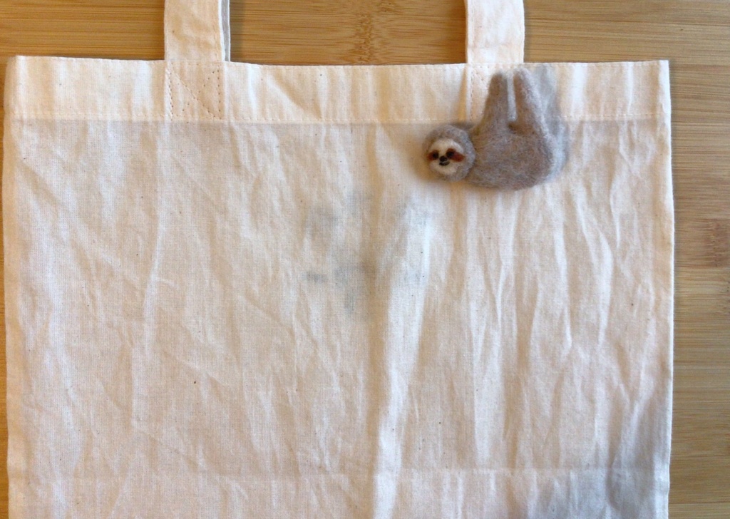 やさしいナマケモノさんブローチ