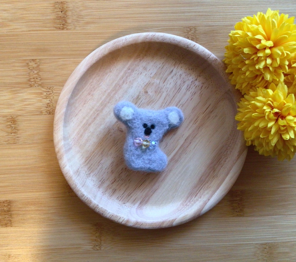 【再入荷】にっこりコアラブローチ