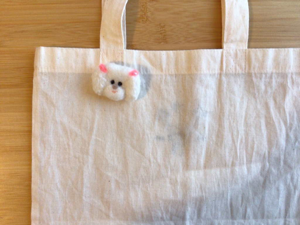 ふんわりスマイルトイプードルブローチ(ホワイト)