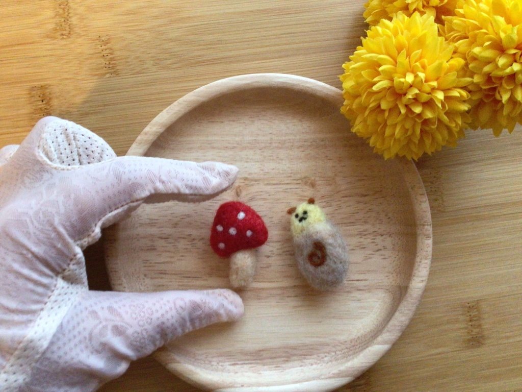 ミニブローチ2コセット きのことカタツムリの妖精