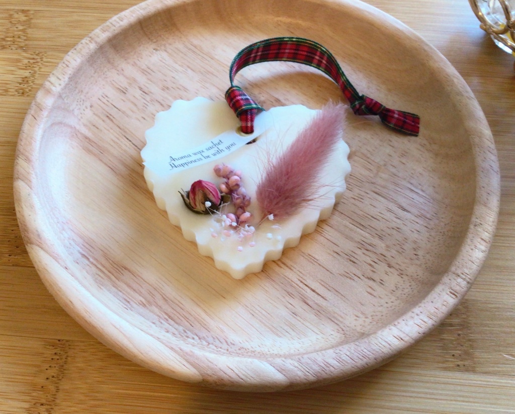 ふわふわハートのアロマワックスサシェ(ピオニーの香り)