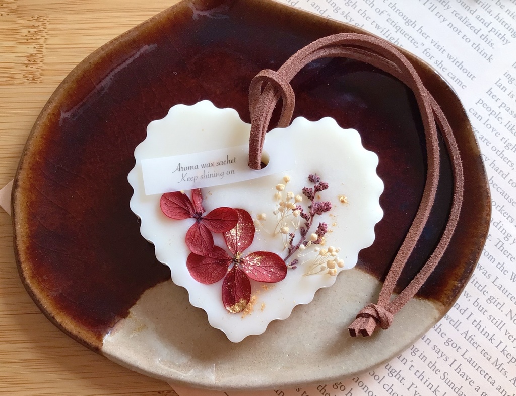 ふわふわハートのアロマワックスサシェ(フランキンセンスの香り)