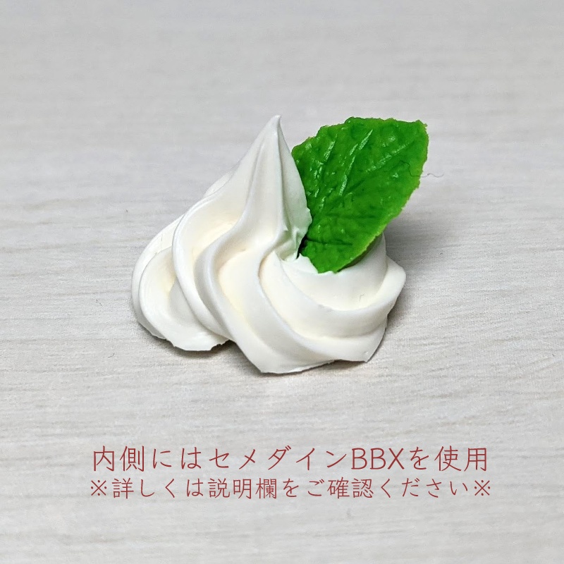 うちの子がかじったいちごチェア&生クリーム帽子