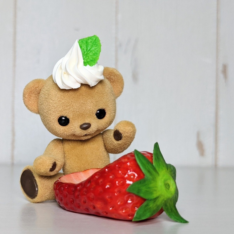 うちの子がかじったいちごチェア&生クリーム帽子