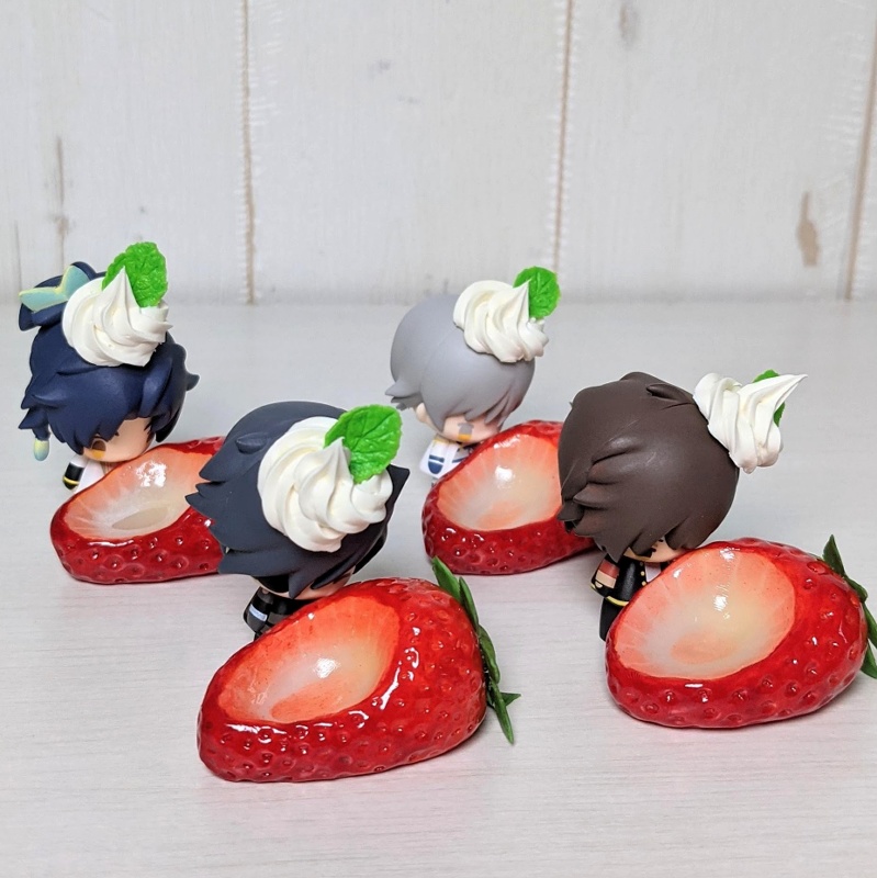 うちの子がかじったいちごチェア&生クリーム帽子