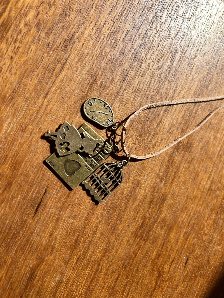 レザーネックレス -アリスの世界-