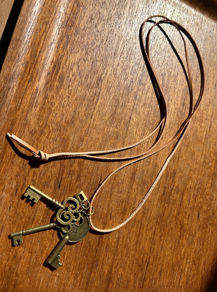 レザーネックレス -古の鍵-