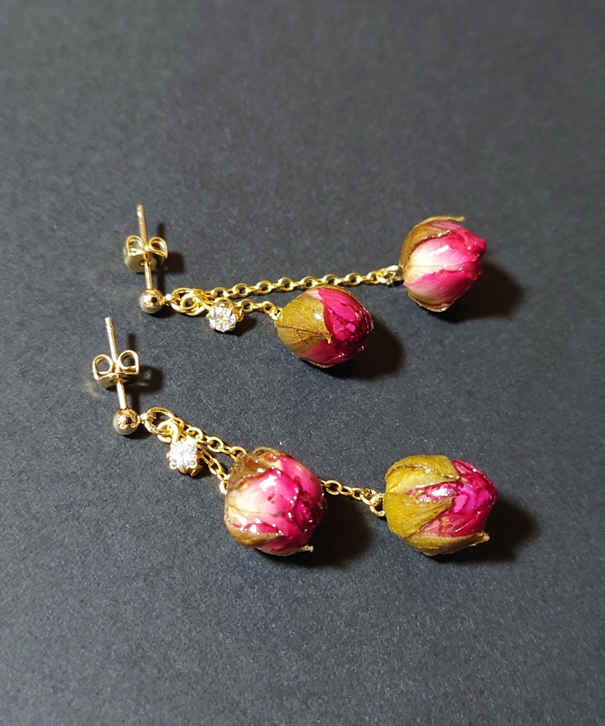 小さな薔薇のつぼみの耳飾り