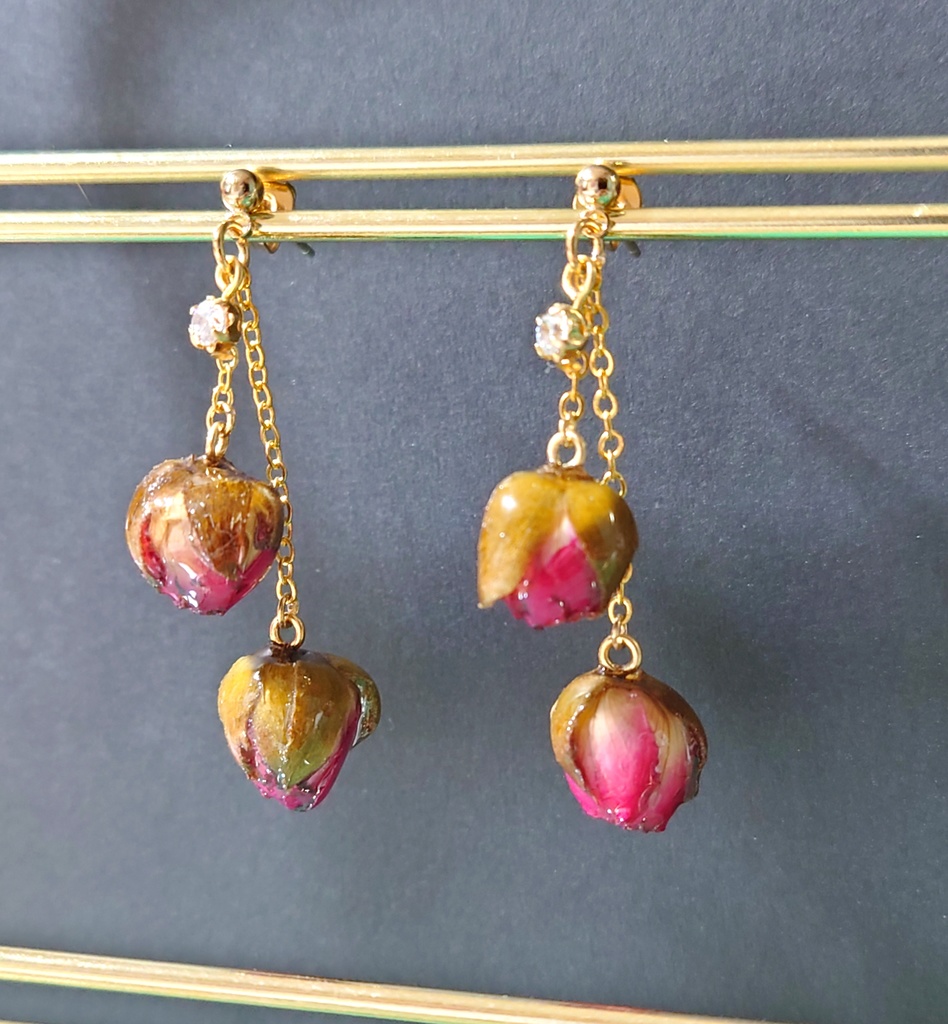 小さな薔薇のつぼみの耳飾り