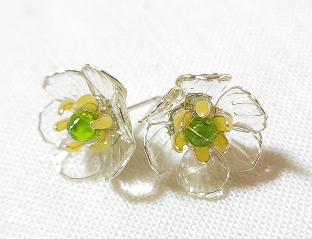 サンカヨウ ピアス