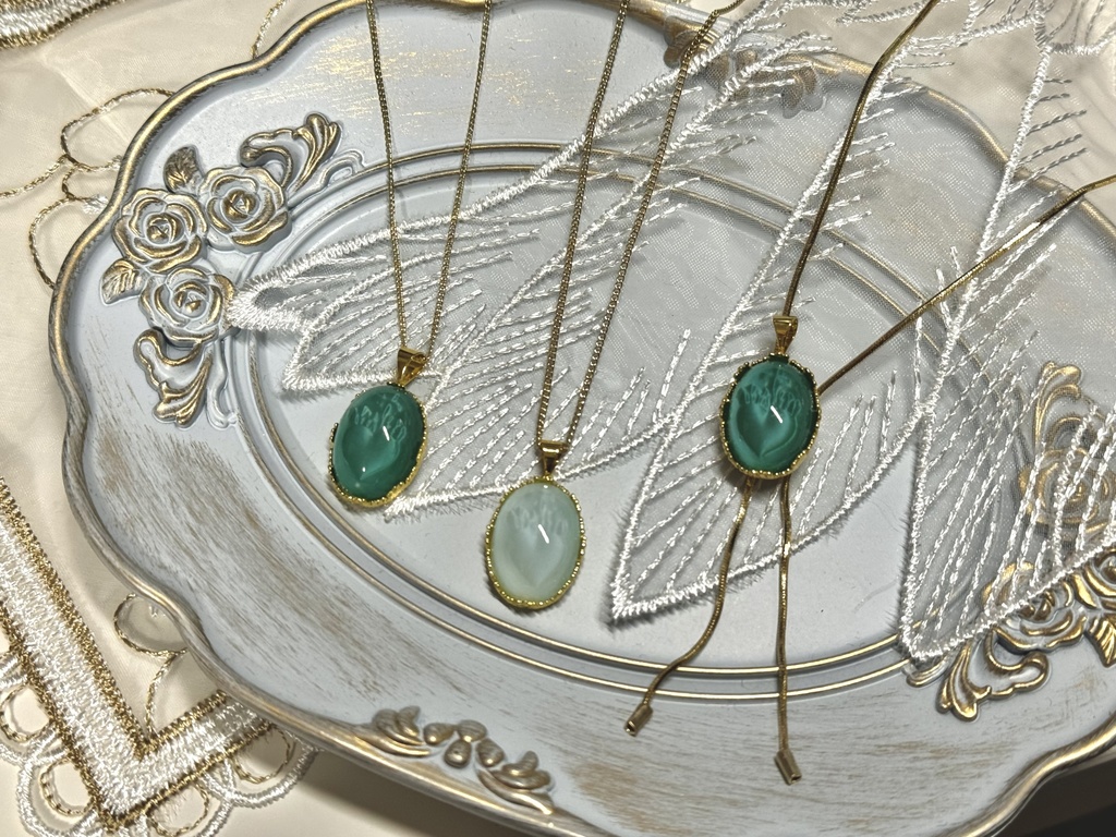 エルヴィンのループタイネックレス