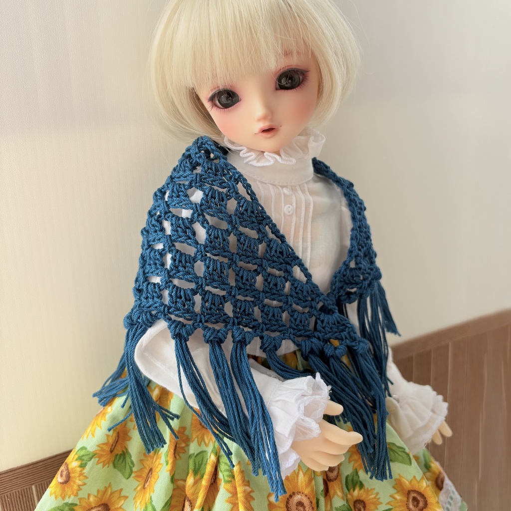 ドール用　フリンジたくさん手編みの三角ショール