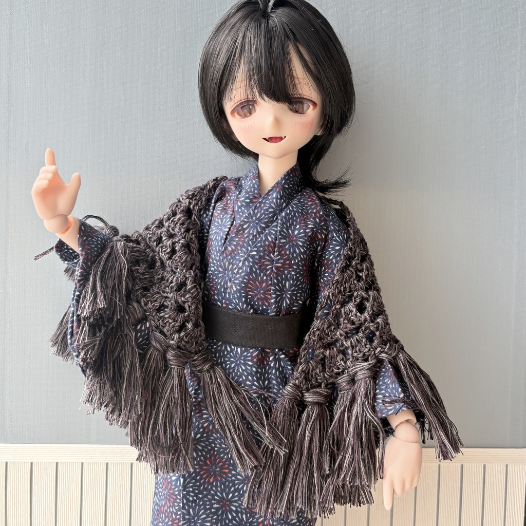 ドール用　フリンジたくさん手編みの三角ショール