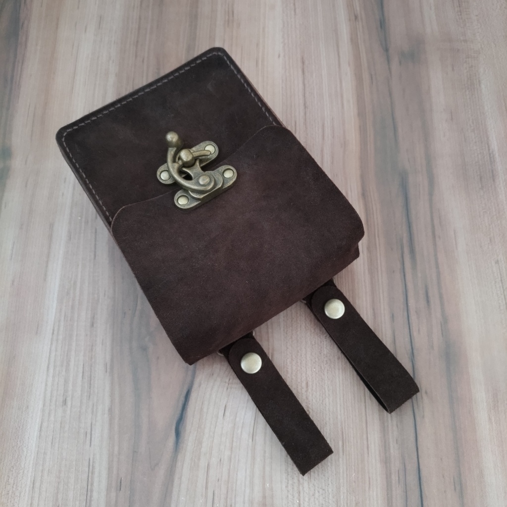 【受注製作】焦茶色のベロア調コンビ鞣し牛革を使用したクラシカルなレザーポーチ