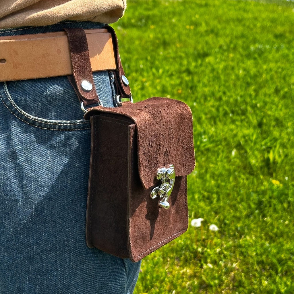 【受注製作】焦茶色のベロア調コンビ鞣し牛革を使用したクラシカルなレザーポーチ