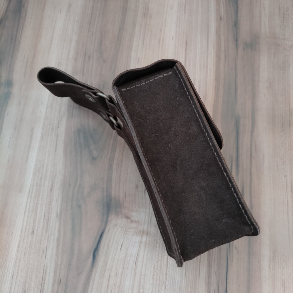【受注製作】焦茶色のベロア調コンビ鞣し牛革を使用したクラシカルなレザーポーチ