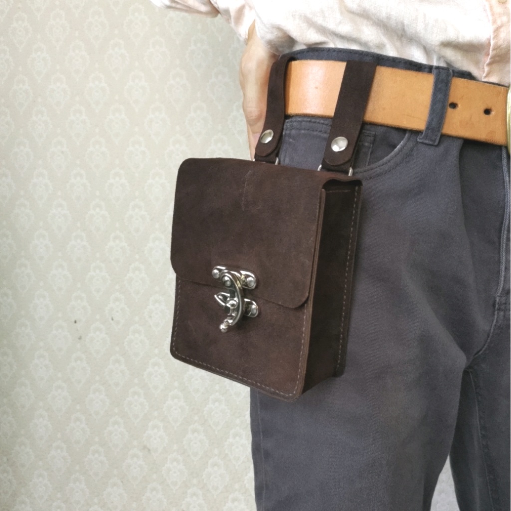 【受注製作】焦茶色のベロア調コンビ鞣し牛革を使用したクラシカルなレザーポーチ