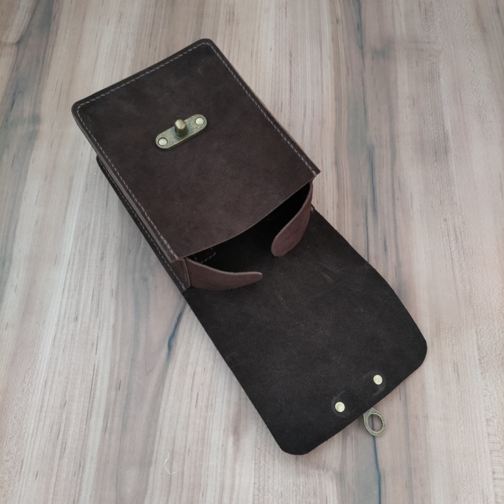 【受注製作】焦茶色のベロア調コンビ鞣し牛革を使用したクラシカルなレザーポーチ