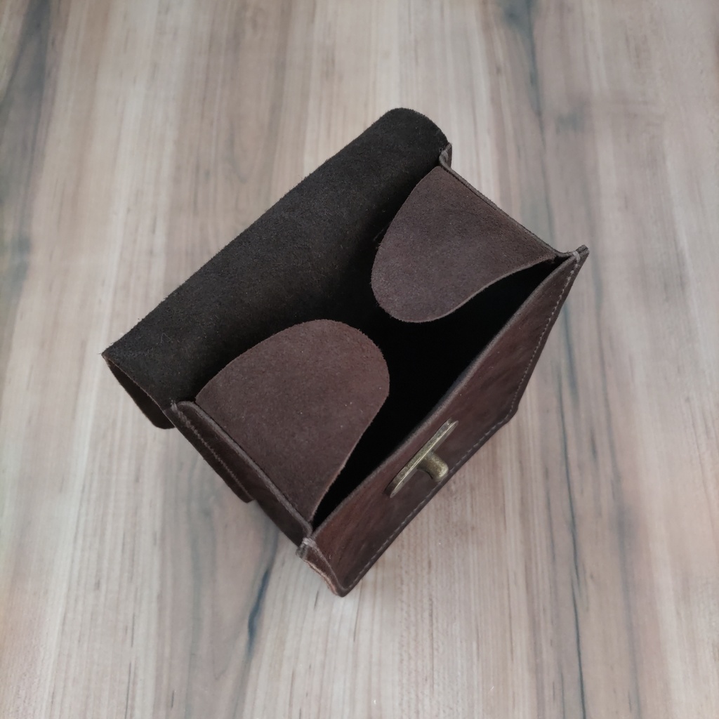 【受注製作】焦茶色のベロア調コンビ鞣し牛革を使用したクラシカルなレザーポーチ