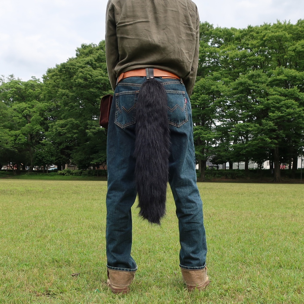 【お買得品・1点のみ】フェイクファーで製作した大きな尻尾(ロングファー・ブラック色)