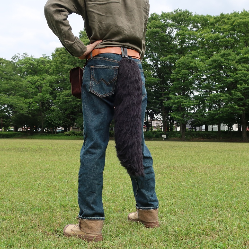 【お買得品・1点のみ】フェイクファーで製作した大きな尻尾(ブライトファー・ブラック)