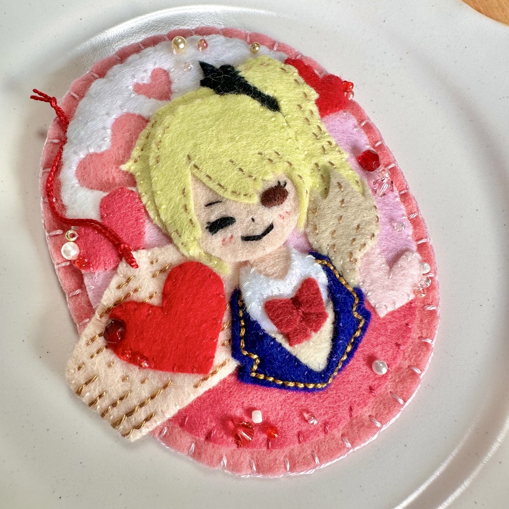 天野宮比【恋は果てまで止まらない】フェルトワッペン/表情ウィンク