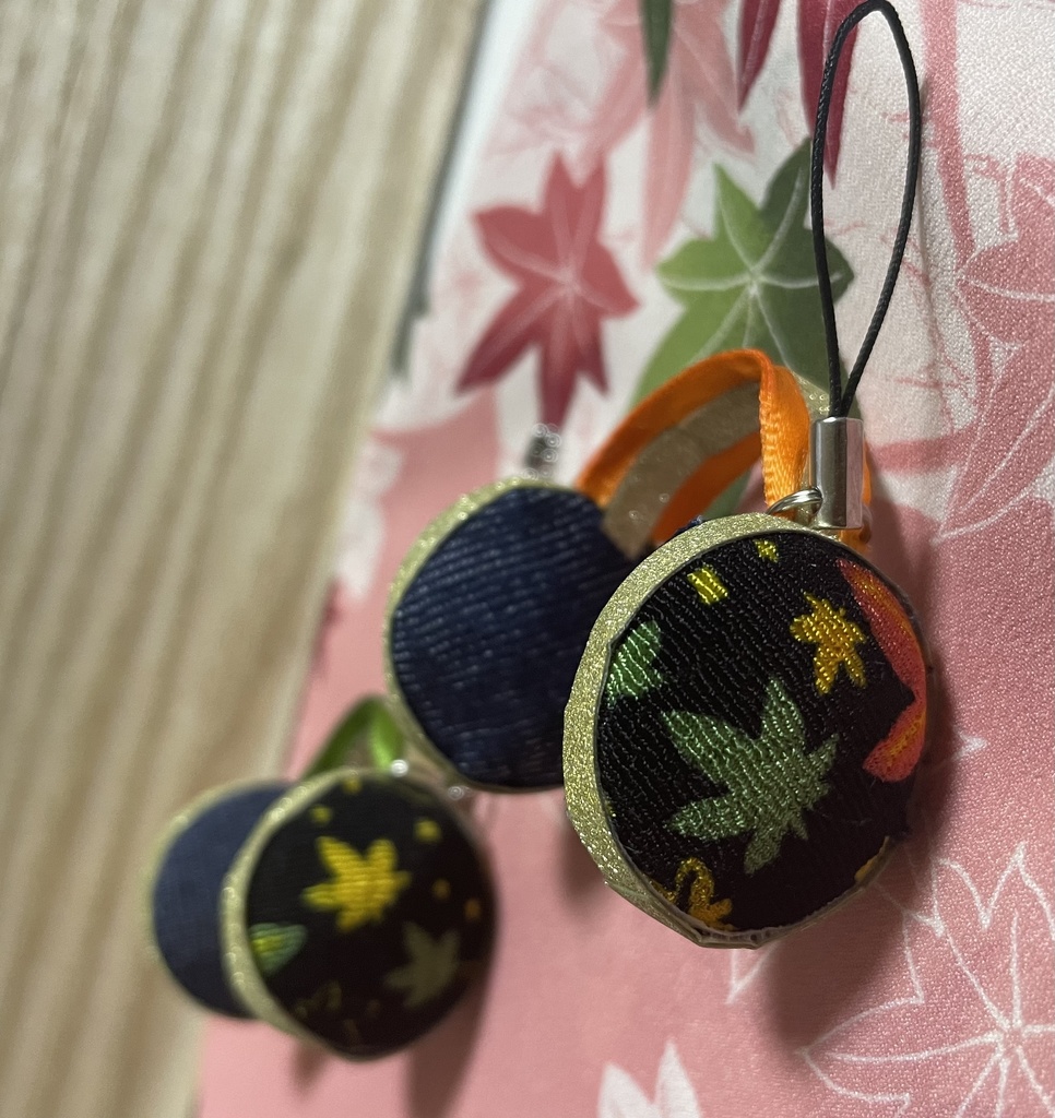 紅葉柄ミニヘッドフォン風キーホルダー