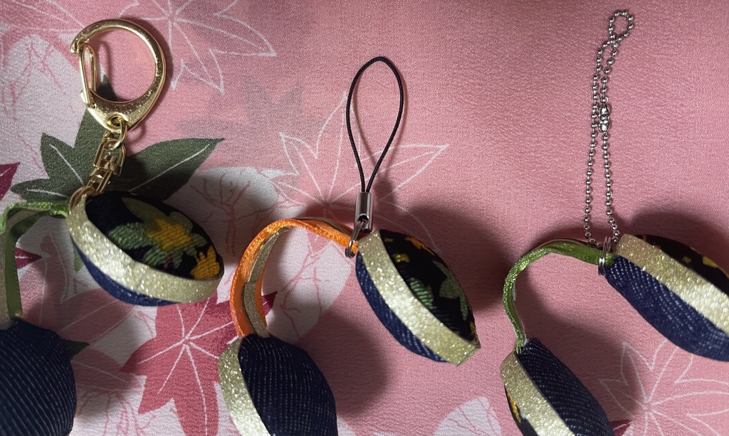 紅葉柄ミニヘッドフォン風キーホルダー