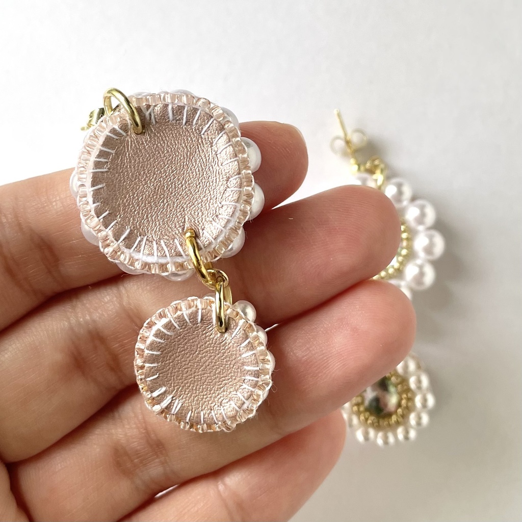 031 匿名配送 ハンドメイド ビーズ刺繍 ピアス 推し活 推し色 シルバー グレー