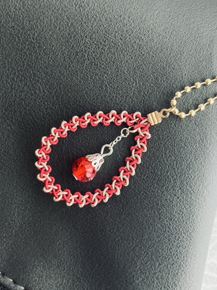推し色を持ち歩く|水引の雫キーホルダー〈紅色×ピンクゴールド〉