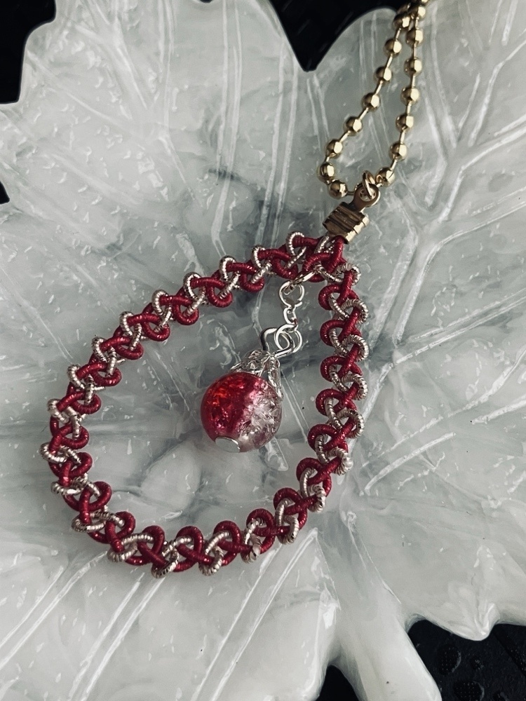 推し色を持ち歩く｜水引の雫キーホルダー〈紅色×ピンクゴールド〉