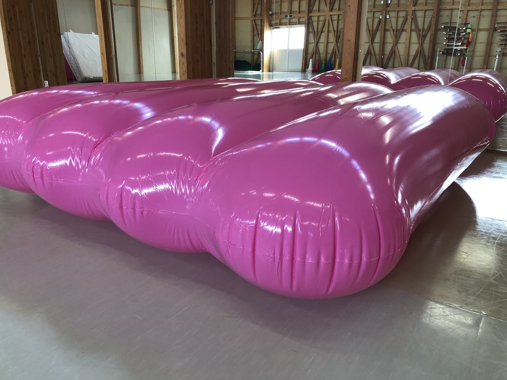 ピンクの大きなエアーマット