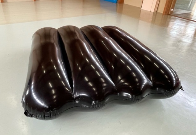 黒色の大きなエアーマット