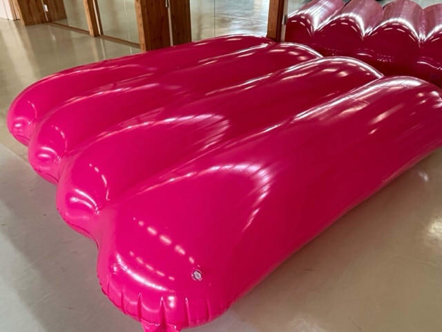 ピンクの大きなエアーマット