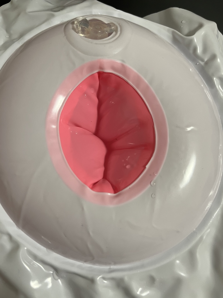 【ホワイト/ピンク】ふわふわ空ビのエアホール スカートあり