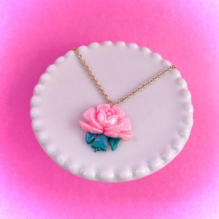 お花のセルロイドのななめがけ