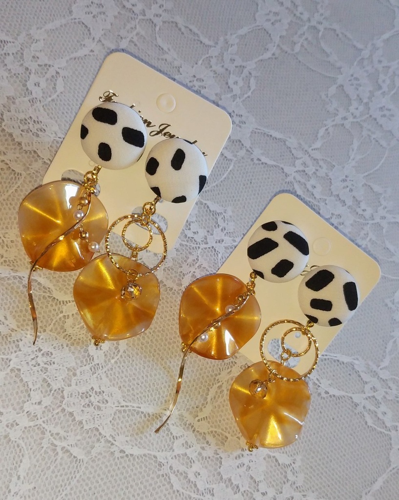 七虎イメージアクセ：モノトーンカボションイヤリング/ピアス