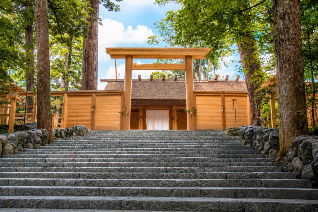 神域への階(きざはし) ― 伊勢の祈りと静寂を感じる開運壁紙