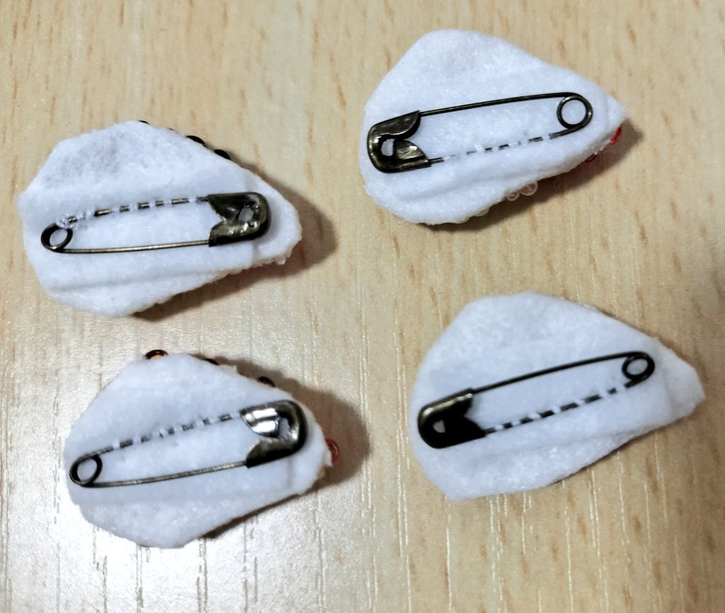 文鳥の手作りビーズバッジ