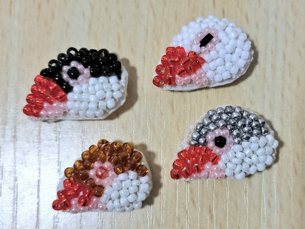 文鳥の手作りビーズバッジ