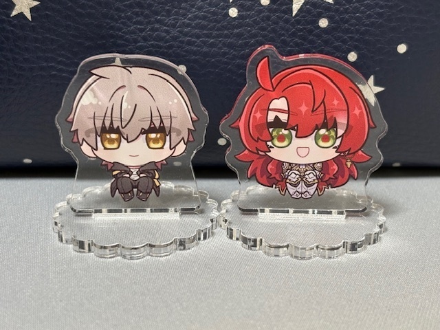 おすわりポーズアクリルスタンド